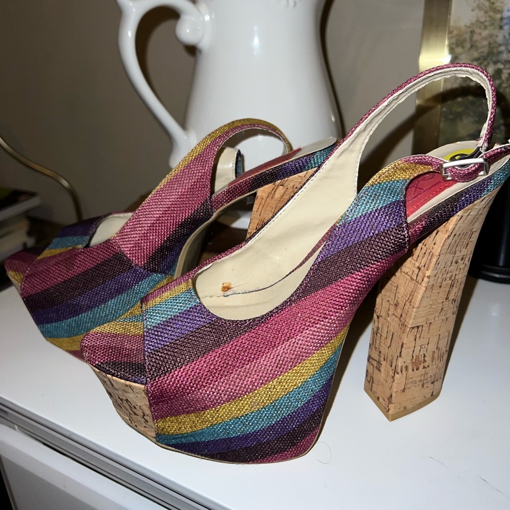 Multicolor high platform hippie heel pump with strap